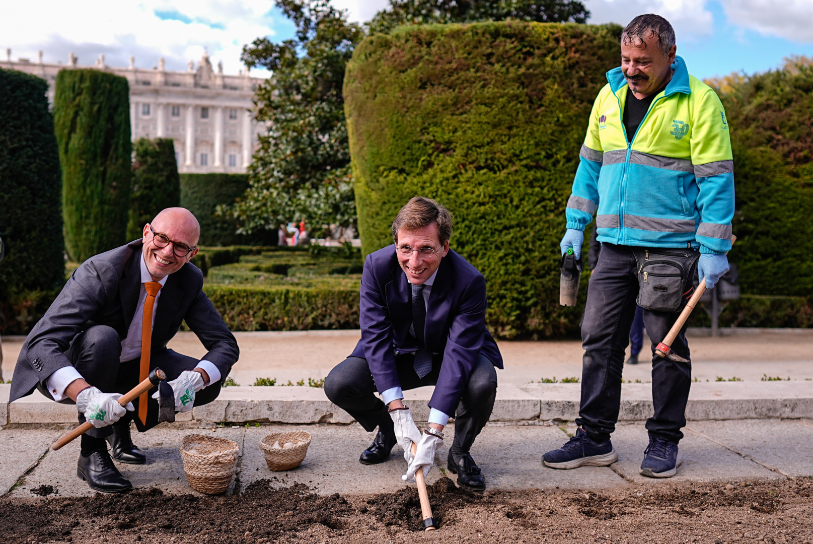 Fiers du jardin de tulipes royal à Madrid