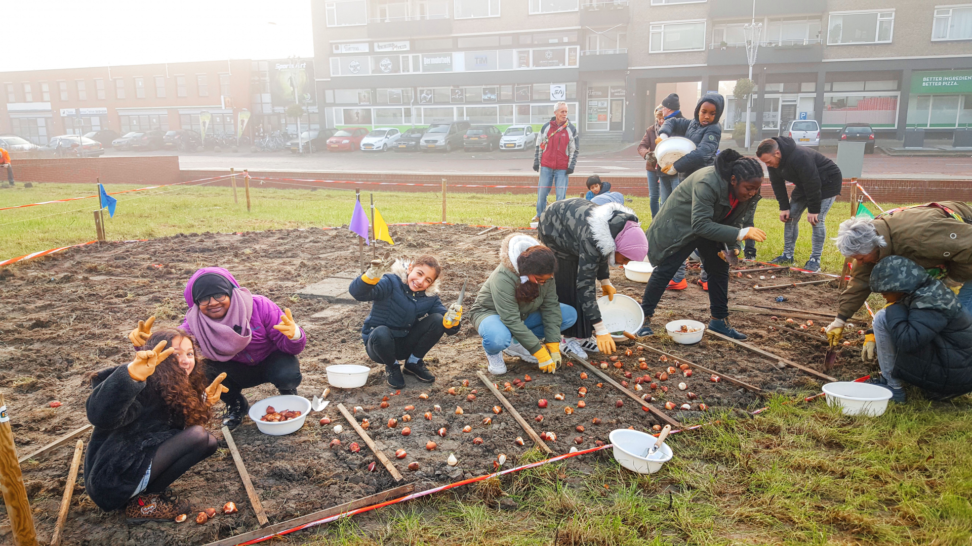 Scholieren helpen tulpenvelden aanleggen in Poptahof en Voorhof