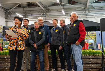 JUB Holland ontvangt SilvaTulipa voor bijdrage aan Bloemencorso Bollenstreek