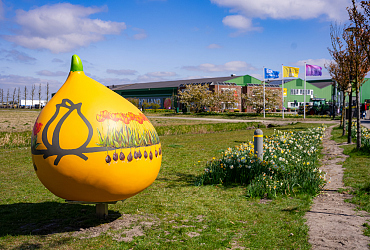 Reuzenbol “Family & Friends” onthuld door vijfde generatie JUB Holland