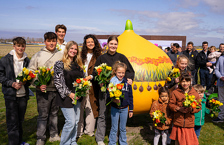 Giant Tulip Bulb “Family & Friends” Unveiled by Fifth Generation of JUB Holland