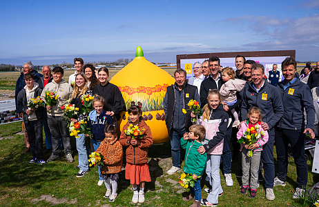 Giant Tulip Bulb “Family & Friends” Unveiled by Fifth Generation of JUB Holland