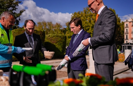 Fiers du jardin de tulipes royal à Madrid